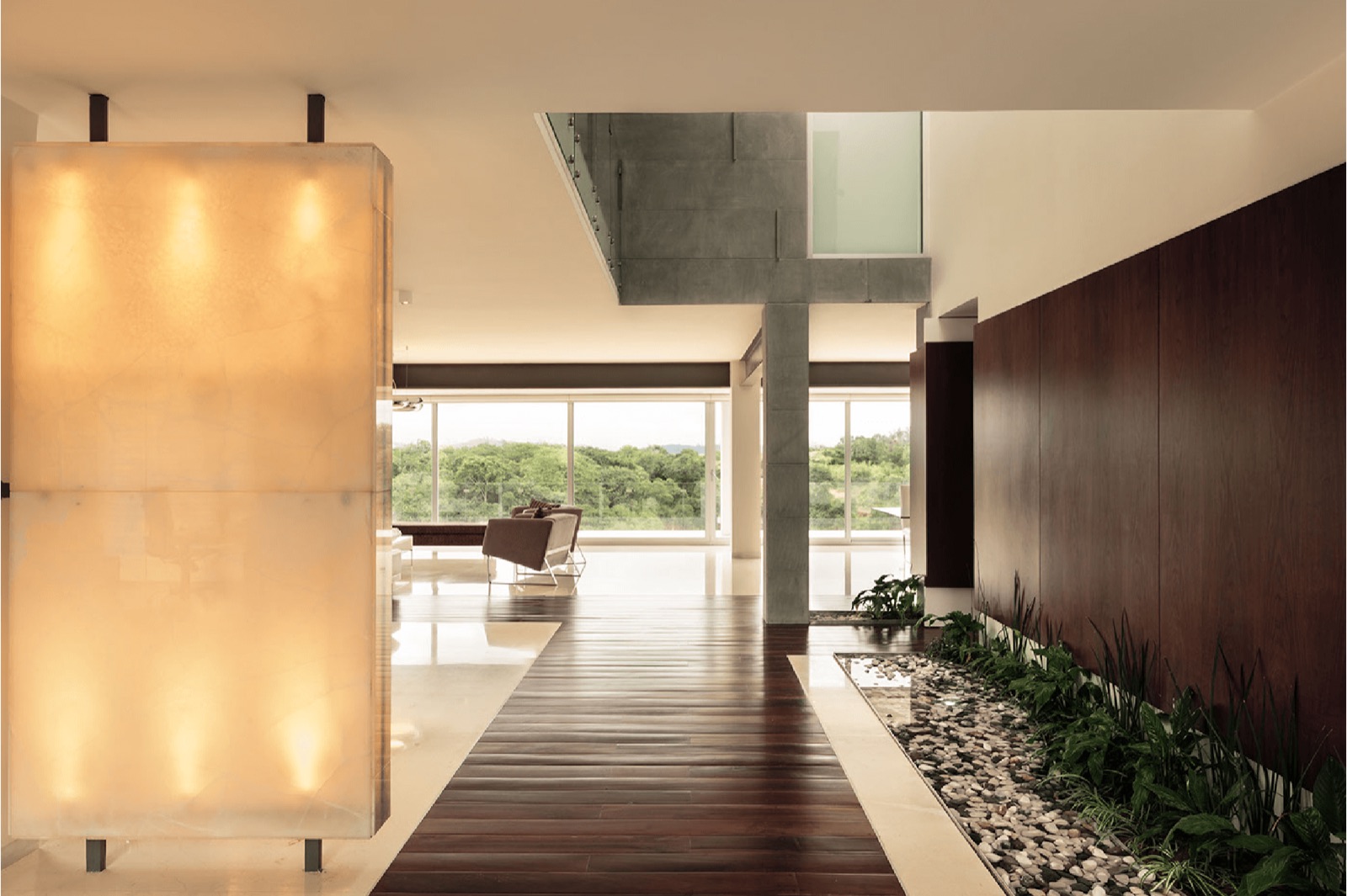 Estancia con muro de piedra y madera, proyecto residencial Puebla